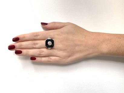 BAGUE en or gris, diamants et onyx White gold (750‰) ring set with a brilliant-cut...