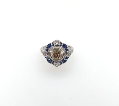 BAGUE en or gris, saphirs et diamants White gold ring (750‰) set with a brilliant-cut...