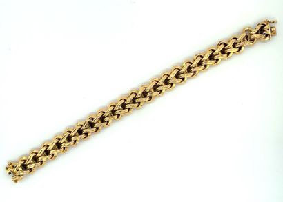 BRACELET EN OR BRACELET in gold with flexible braided links. Clasp with ratchet and...