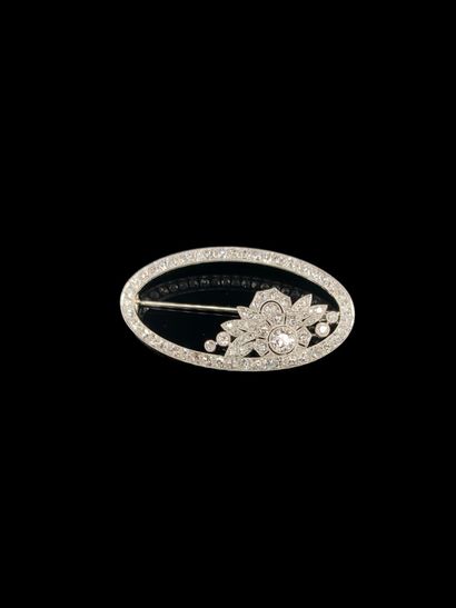 BROCHE ovale en platine et diamants Oval platinum (850‰) and white gold (750‰) brooch...