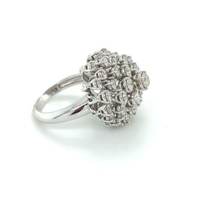 BAGUE en or gris et diamants White gold (750‰) domed ring decorated with a stylized...