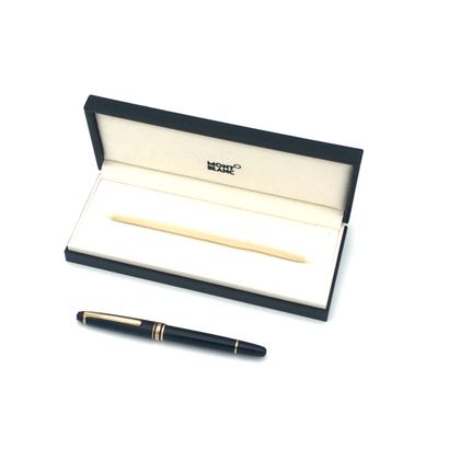 MONTBLANC STYLO PLUME MONTBLANC Meisterstuck 
Black resin 
In its box.