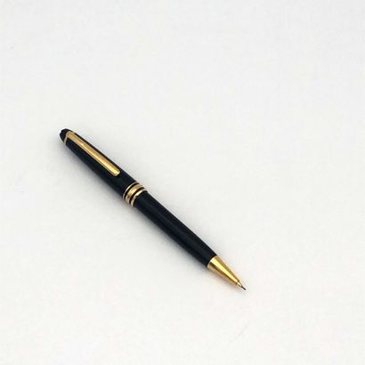 MONTBLANC STYLO MONTBLANC Meisterstuck 165
Black resin and gold plated attributes,...