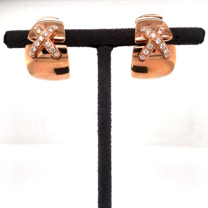 CHAUMET "Liens" CHAUMET
Pair of pink gold (750‰) "Liens" EAR CLIPS set with two lines...