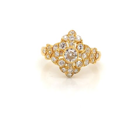 BAGUE en or et diamants Gold ring (750‰) with openwork decoration of brilliant-cut...