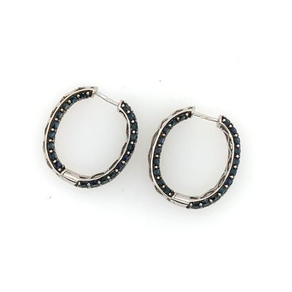 PAIRE DE BOUCLES D'OREILLES créoles en or gris, saphirs et diamants PAIR OF white...