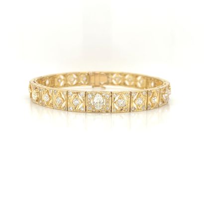 BRACELET ligne en or et diamants BRACELET ligne en or (750‰) à décor ajouré de fleurs...