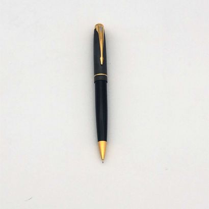 PARKER STYLO PORTE-MINE PARKER 100
Dans sa boîte.