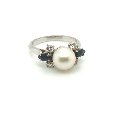 BAGUE en or gris, perle, saphirs et diamants White gold ring (750‰) set with a pearl...