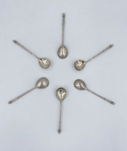 Six PETITES CUILLERES en argent Six SMALL silver spoons (800‰), twisted handle.
Russian...