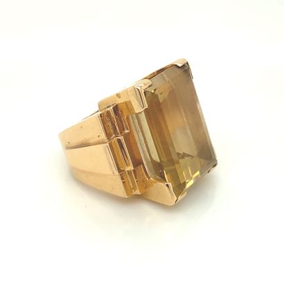 BAGUE tank en or et citrine Gold tank ring (750‰) adorned with a large rectangular...