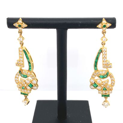 Paire de PENDANTS D'OREILLES en or, diamants et émeraudes Pair of gold (750‰) EARRINGS...