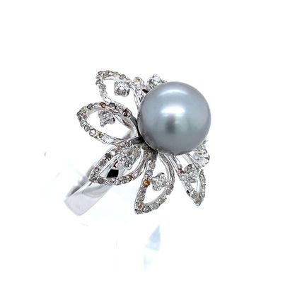 BAGUE en or gris, perle et diamants BAGUE fleur en or gris (750‰) centrée d'une perle...
