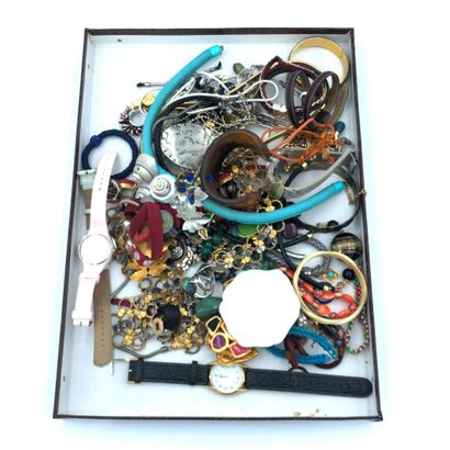 Lot de bijoux fantaisie Lot de BIJOUX FANTAISIE comprenant colliers, bagues, bracelets,...