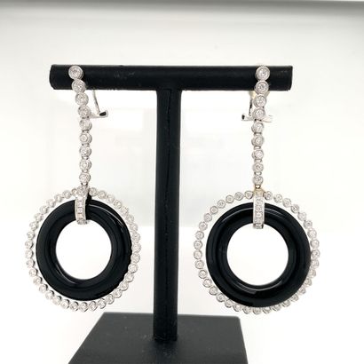 Paire de PENDANTS D'OREILLES en or gris, onyx et diamants Paire de PENDANTS D'OREILLES...