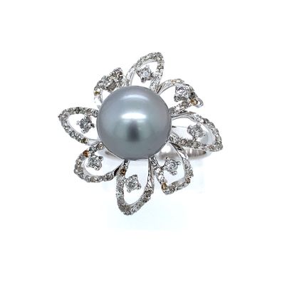 BAGUE en or gris, perle et diamants BAGUE fleur en or gris (750‰) centrée d'une perle...