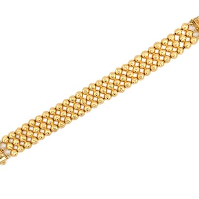 BRACELET souple en or BRACELET souple en or (750‰) à décor de trois rangs de demi-perles....