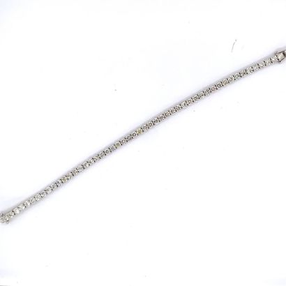 BRACELET ligne en or gris et diamants BRACELET ligne en or gris (750‰) serti de diamants...