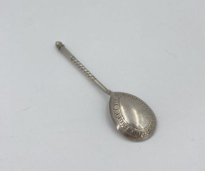 Six PETITES CUILLERES en argent Six SMALL silver spoons (800‰), twisted handle.
Russian...