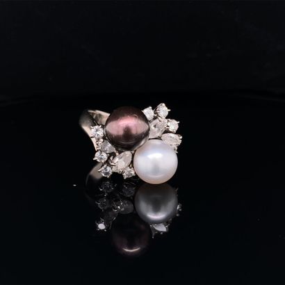 BAGUE en or, perles et diamants BAGUE en or (750‰) ornée de deux perles, dans un...