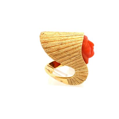 BAGUE en or et corail Gold ring (750‰) decorated with an Indian head in coral 
Gross...