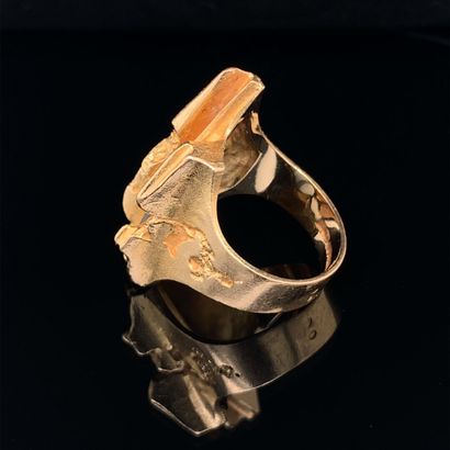 BAGUE en or et cristal brut de tourmaline Gold ring (750‰) adorned with a rough tourmaline...