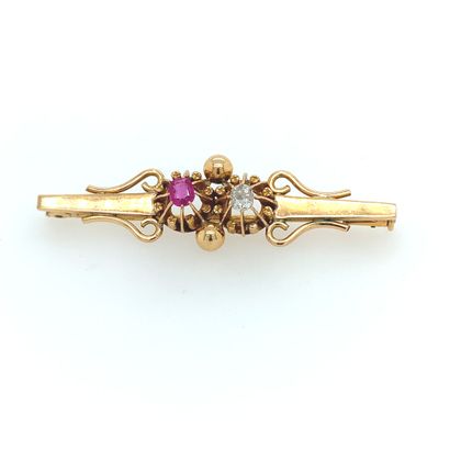 BROCHE BARRETTE en or, rubis et diamants BROCHE BARRETTE en or (750‰) à décor de...