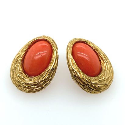 Paire de CLIPS D'OREILLES en or et corail Pair of gold (750‰) EAR CLIPS adorned with...