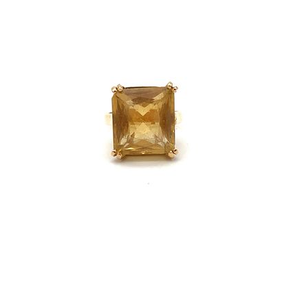 BAGUE en or et citrine BAGUE en or (750‰) ornée d'une importante citrine rectangulaire...