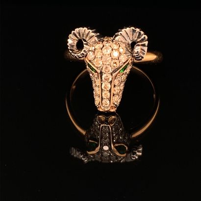 BAGUE en or, diamants et grenats tsavorites Gold ring (750‰) forming a ram's head...
