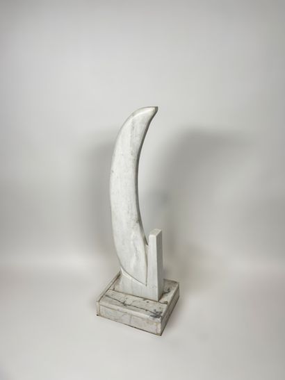 François POCHON (?-2007) - Importante sculpture figurant une grande défense, en marbre blanc