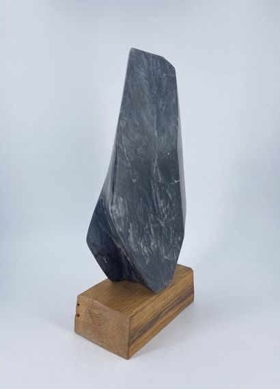 François POCHON (?-2007) Sculpture de forme libre en pierre noire sur large terrasse...