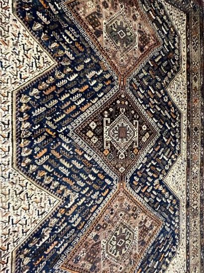 TAPIS -Grand et ancien Quasgai, Iran. Grand et ancien Quasgai, Iran.
Velours en laine...