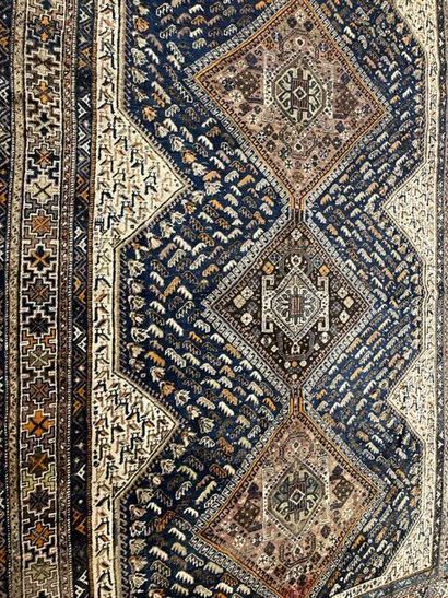 TAPIS -Grand et ancien Quasgai, Iran. Grand et ancien Quasgai, Iran.
Velours en laine...