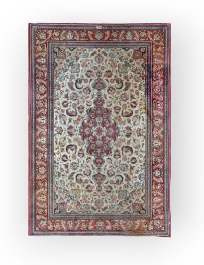 TAPIS - Fin Ghoum en soie, Iran Fin Ghoum en soie, Iran
Signé 
Velours en soie sur...