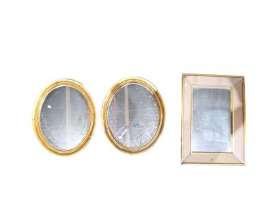 * Trois miroirs * Paire de miroirs ovales en bois et stuc doré. On joint un miroir...