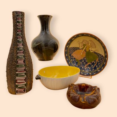 Lot de céramiques modernes Important lot de céramiques modernes dont VALLAURIS, Vase...