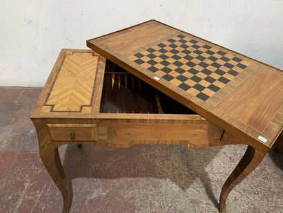 TABLE à jeu. Table à jeu en bois plaqué, le plateau ouvrant sur deux casiers, deux...