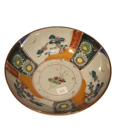 Ensemble de trois coupes en porcelaine polychrome, Chine. Chine, XXe siècle
Ensemble...