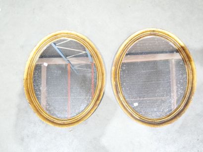 * Trois miroirs * Paire de miroirs ovales en bois et stuc doré. On joint un miroir...