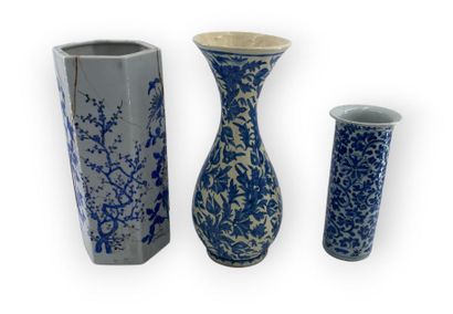 Chine, Ensemble de trois vases et trois coupes en porcelaine Chine, XXe siècle
Ensemble...