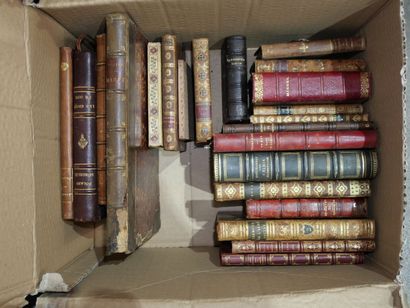 * Lot de livres anciens * Lot de livres anciens : trois volumes modes de Paris, 1946...