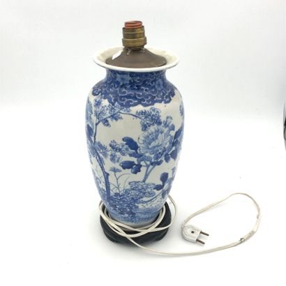 VASE en porcelaine à décor blanc-bleu, monté en lampe VASE en porcelaine à décor...