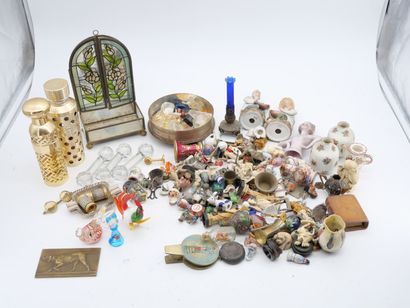 * Lot d'objets de vitrine * Lot d'objets de vitrine : vases miniatures, animaux en...