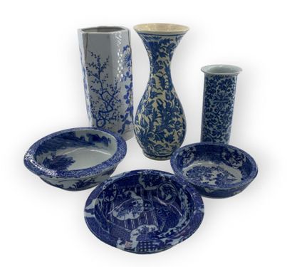 Chine, Ensemble de trois vases et trois coupes en porcelaine Chine, XXe siècle
Ensemble...