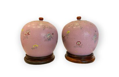 CHINE - XIXe siècle CHINA - 19th century
Pair of baluster ginger pots in polychrome...