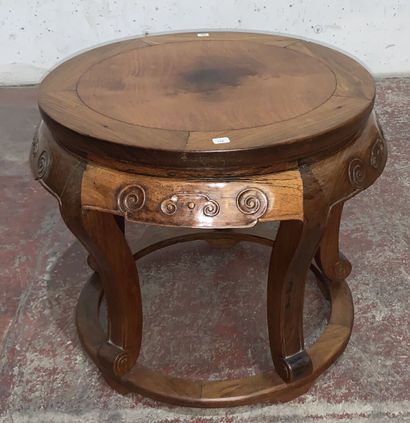 TABLE basse en bois exotique. Petite table basse en bois exotique à décor néo-ch...