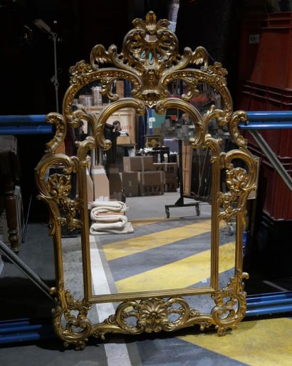 * Grand miroir à parecloses * Grand miroir à parecloses en bois et pâte dorés le...