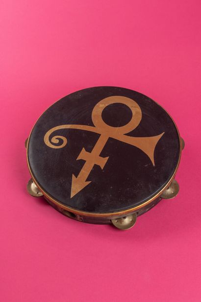 Prince PRINCE
Tambourin 'Love Symbol' de Prince
Ce tambourin attribué à Mayte, ex-femme...
