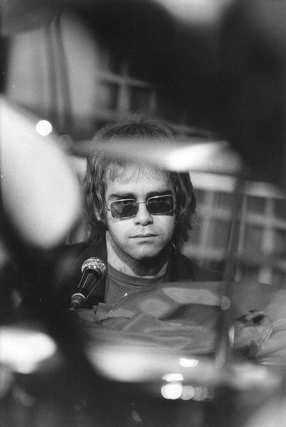 Elton John Jean-Pierre LELOIR (1931-2010) 
Elton John sur scène.
Tirage en noir et...
